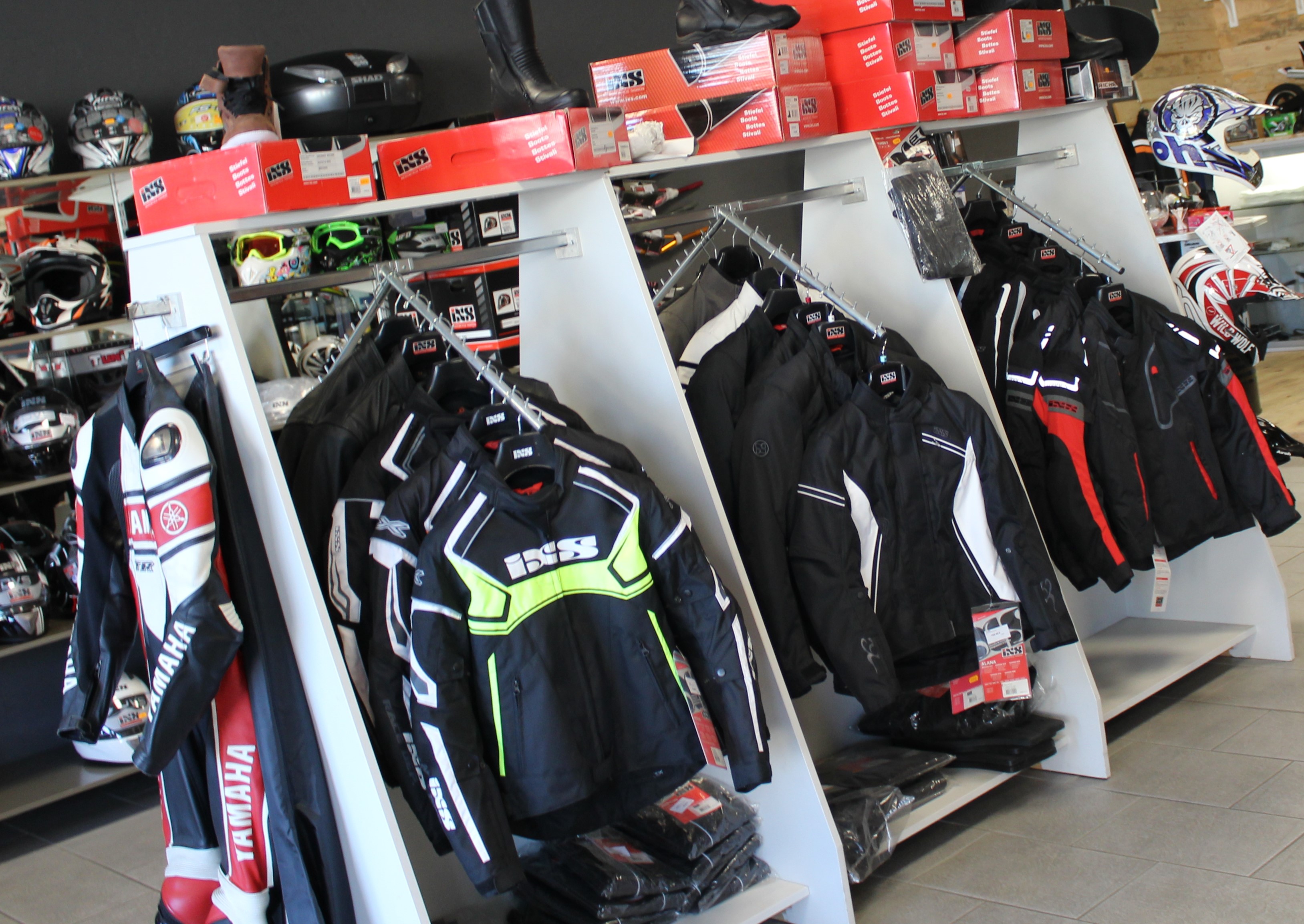 vente de blousons moto et vestes en cuir au magasin Moto Garage Chemillé