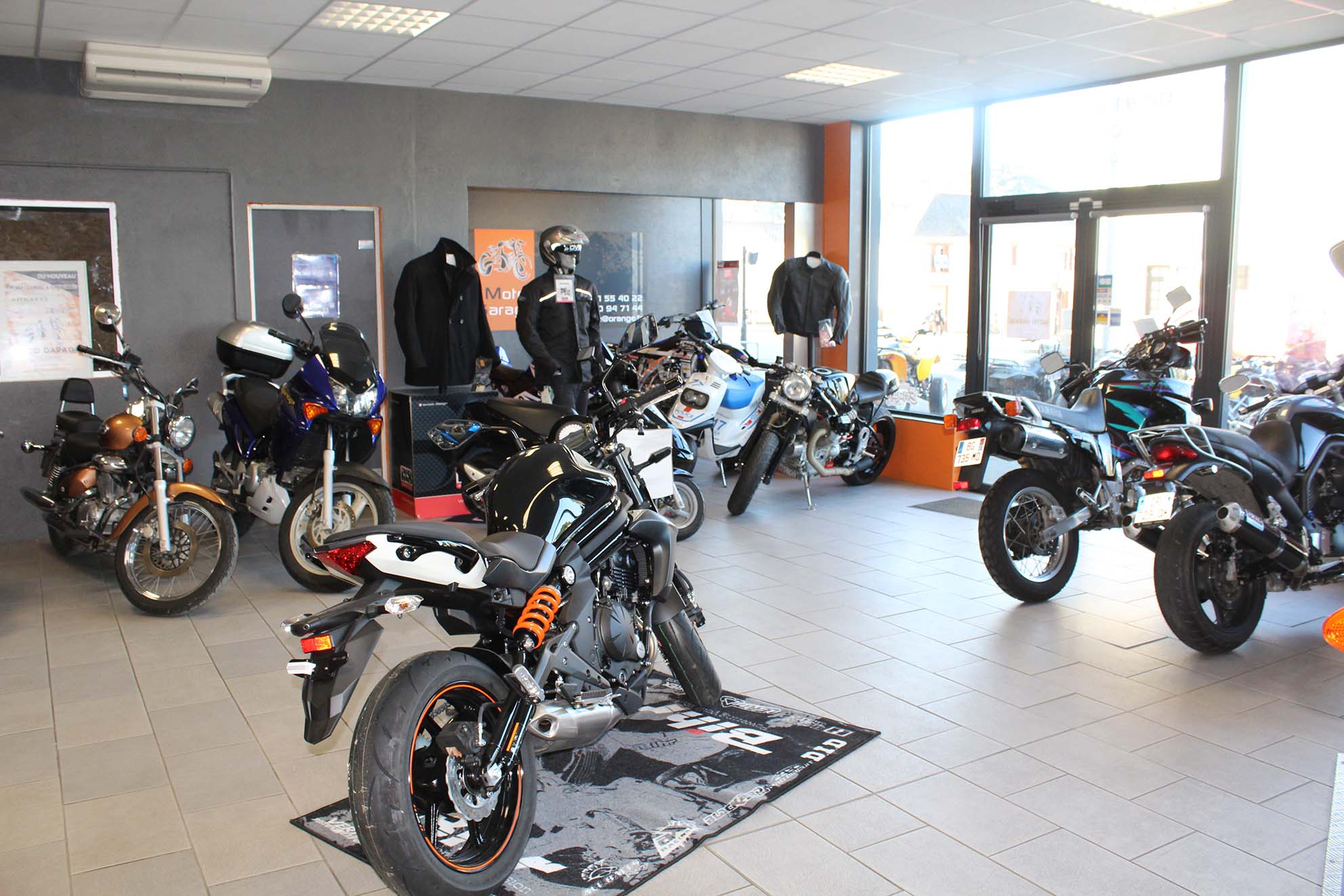 accueil du magasin et atelier de répération Moto Garage à Chemillé dans le Maine-et-Loire (49)