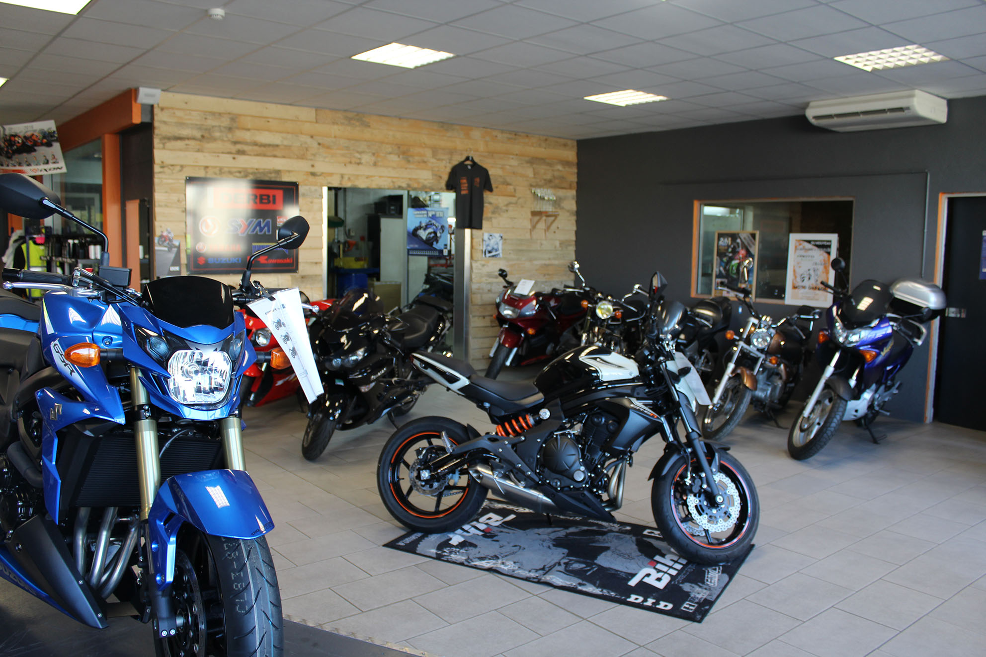 accueil du magasin et atelier Moto Garage à Chemillé dans le Maine-et-Loire (49)